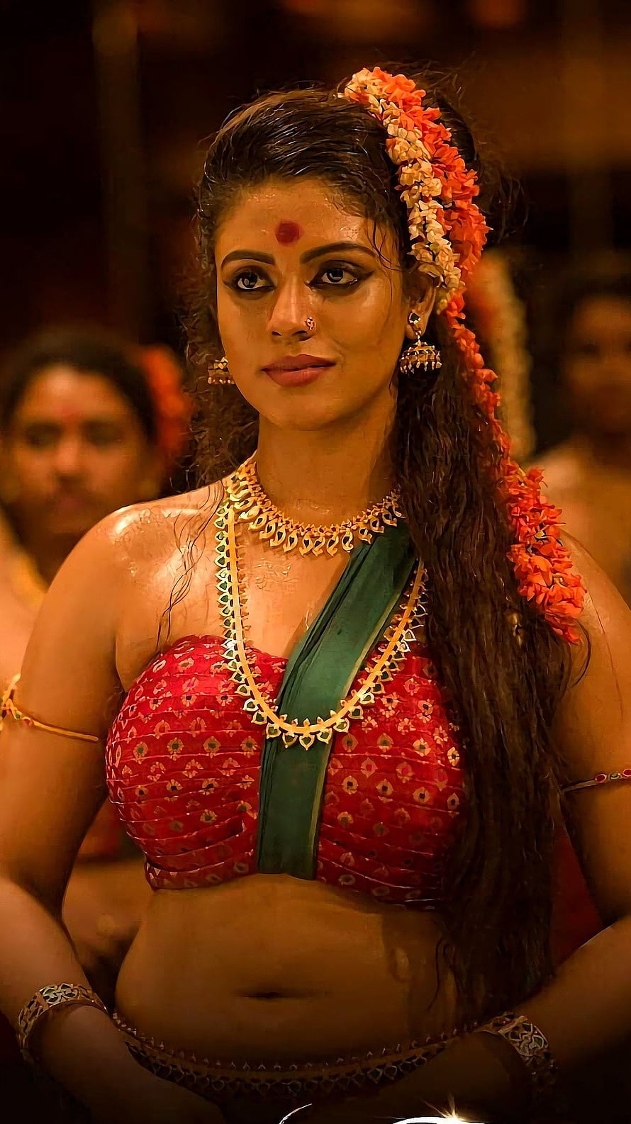 Ineya from Mamangam in Traditional Kerala Attire with Floral Hair Garland HD phone wallpaper