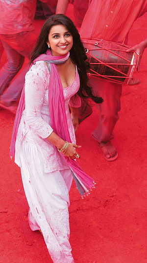 Parineeti Chopra in Vibrant Pink Traditional Attire During Holi Festival Celebration HD phone wallpaper