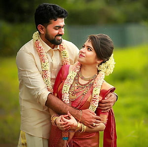 Kerala Wedding Couple in Traditional Attire with Floral Garlands HD wallpaper