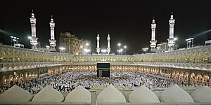 Grand Mosque of Mecca at Night with Kaaba and Minarets HD wallpaper