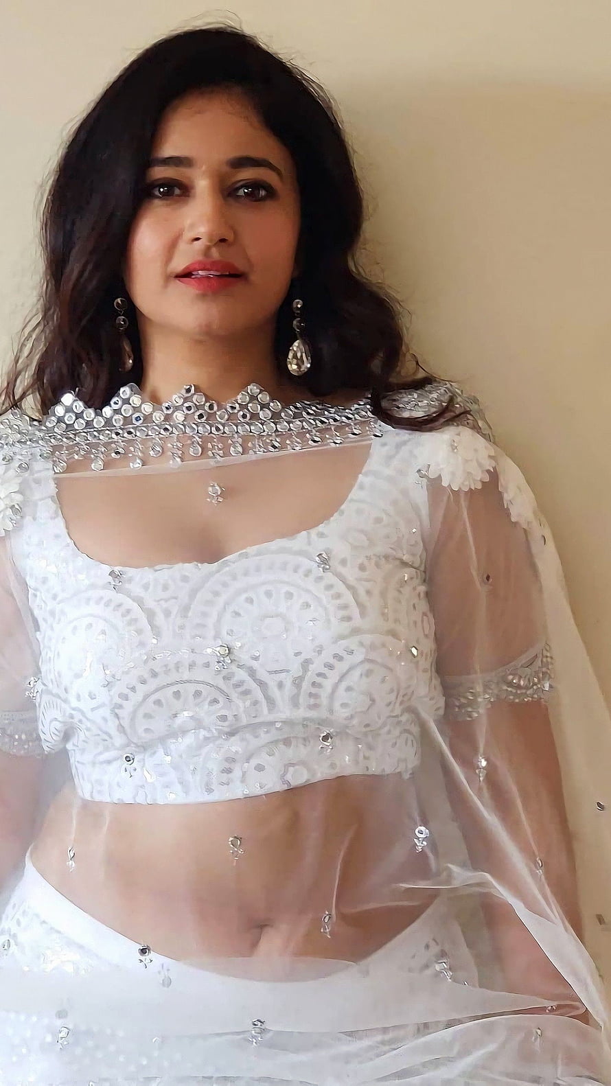 Poonam Bajwa in White Embroidered Crop Top and Sheer Dupatta HD phone wallpaper