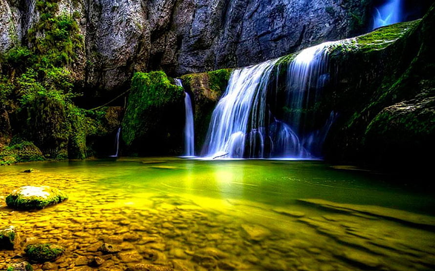 Mossy Rock Waterfall Cascading Into a Turquoise Pool in a Lush Forest Gorge HD wallpaper