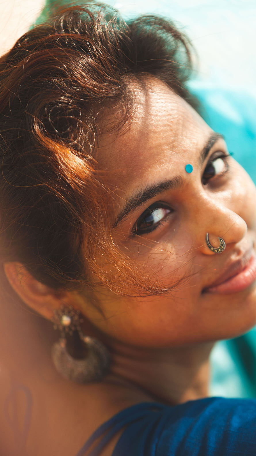 Ramya Pandian Portrait With Traditional Jewelry And Blue Bindu HD phone wallpaper