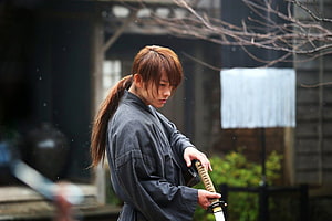 Rurouni Kenshin Kyoto Inferno Samurai Drawing Katana in Traditional Japanese Courtyard HD wallpaper