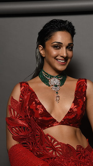 Kiara Advani in a red sequined lehenga with emerald and diamond necklace HD phone wallpaper
