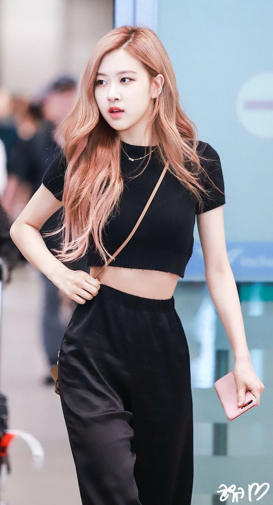Rosé from Blackpink in a black crop top and satin pants with long pink hair HD phone wallpaper