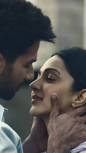 Kabir Shahid Kapoor and Kiara Advani in an intimate close-up moment HD phone wallpaper