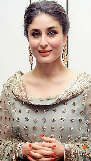 Kareena Kapoor in Elegant Embroidered Traditional Attire with Gold Jewelry HD phone wallpaper