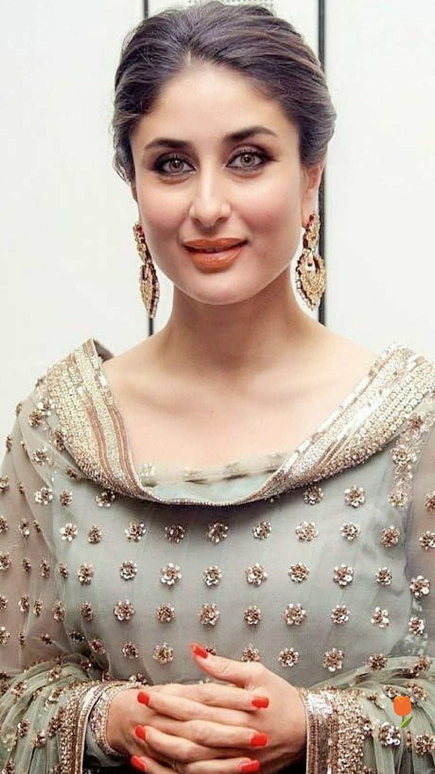 Kareena Kapoor in Elegant Embroidered Traditional Attire with Gold Jewelry HD phone wallpaper
