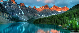 Moraine Lake at Sunrise with the Ten Peaks and Turquoise Waters in Banff National Park HD wallpaper