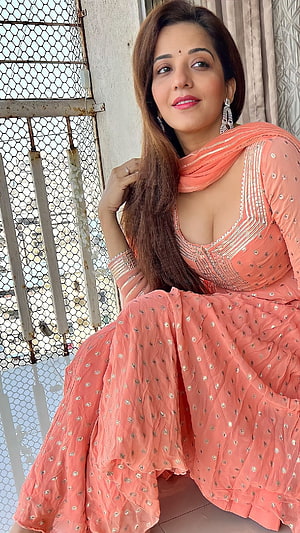 Monalisa in a peach embroidered lehenga with silver sequin details and matching dupatta HD phone wallpaper