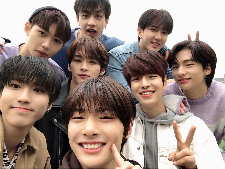 Stray Kids Group Selfie With Peace Signs And Bright Smiles HD wallpaper