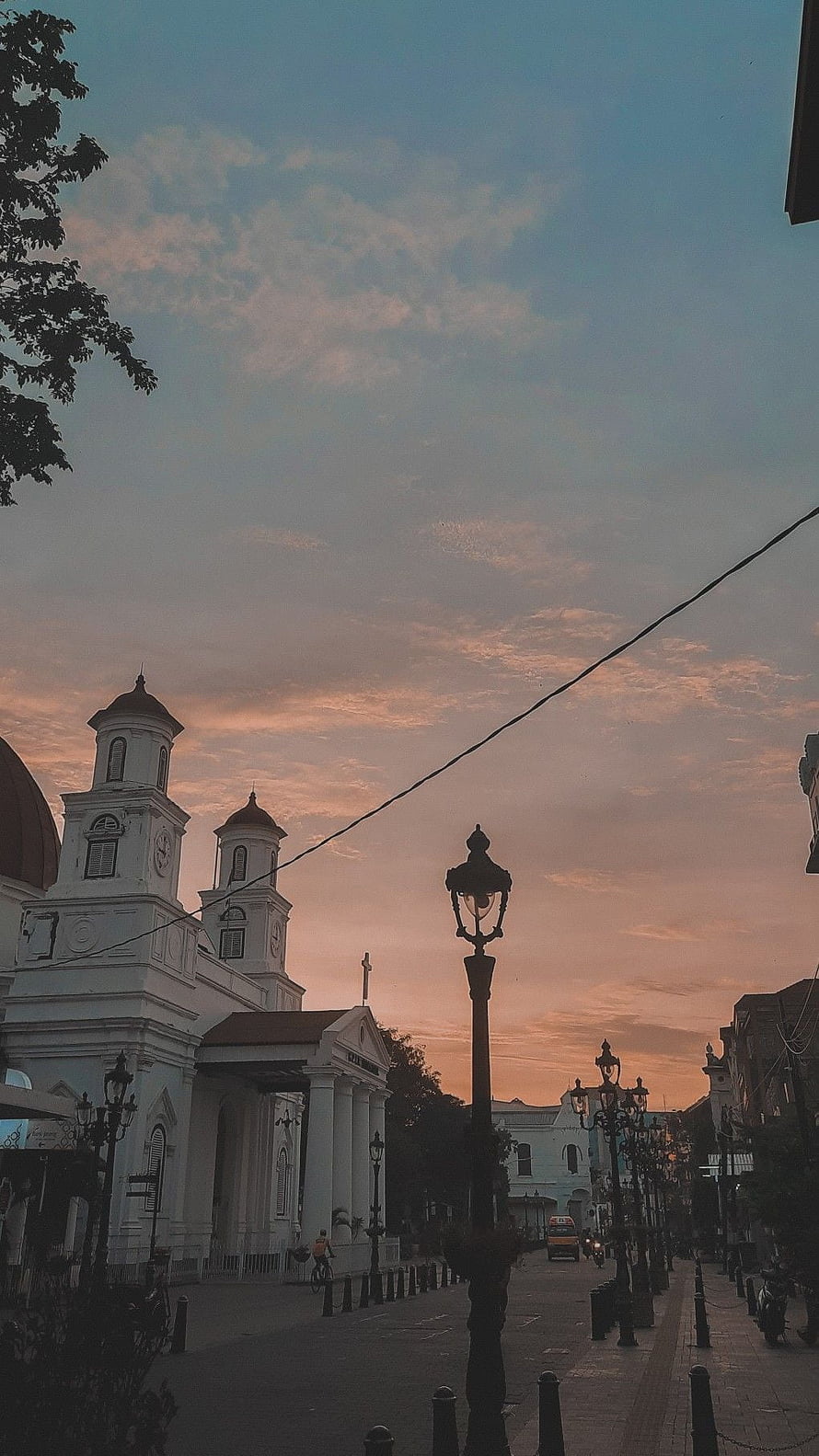 Kota Lama Semarang at Sunset: Historic Church and Colonial Street in Central Java HD phone wallpaper