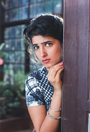 Twinkle Khanna Portrait Leaning Against Wooden Door Frame HD phone wallpaper