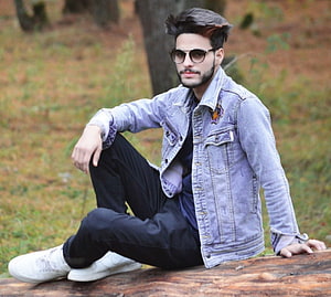 Stylish Man in Denim Jacket and Sunglasses Sitting on Log in Forest, Stylish Boys Dp, Handsome Boys Dp, Dp For Facebook - Smart HD wallpaper