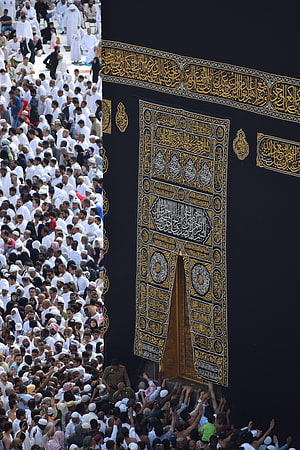 Pilgrims Gather at the Kaaba in Mecca During Hajj HD phone wallpaper