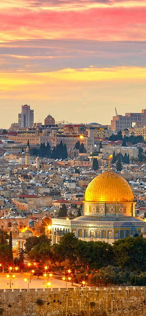 Dome of the Rock in Jerusalem at sunset with golden sky and city skyline HD phone wallpaper
