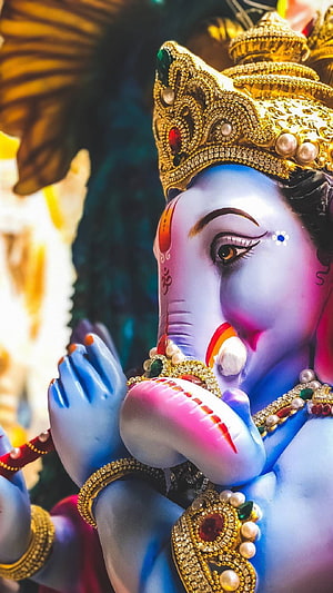 Ganesh Chaturthi Murti Close-Up With Golden Crown And Jewels HD phone wallpaper