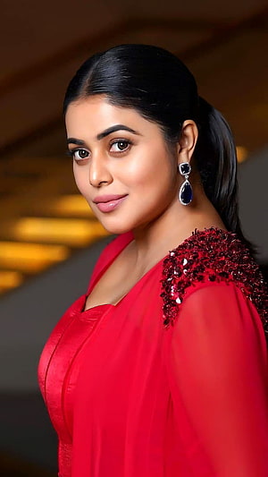Poorna Kasim in a red embellished gown with navy drop earrings HD phone wallpaper