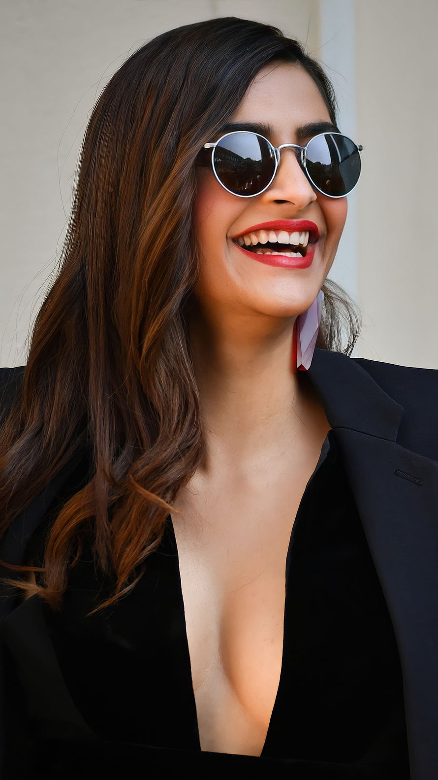Sonam Kapoor in Round Sunglasses and Black Blazer with Red Lipstick HD phone wallpaper