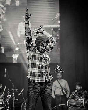 Sidhu Moosewala Live Concert Performance in Black and White HD phone wallpaper
