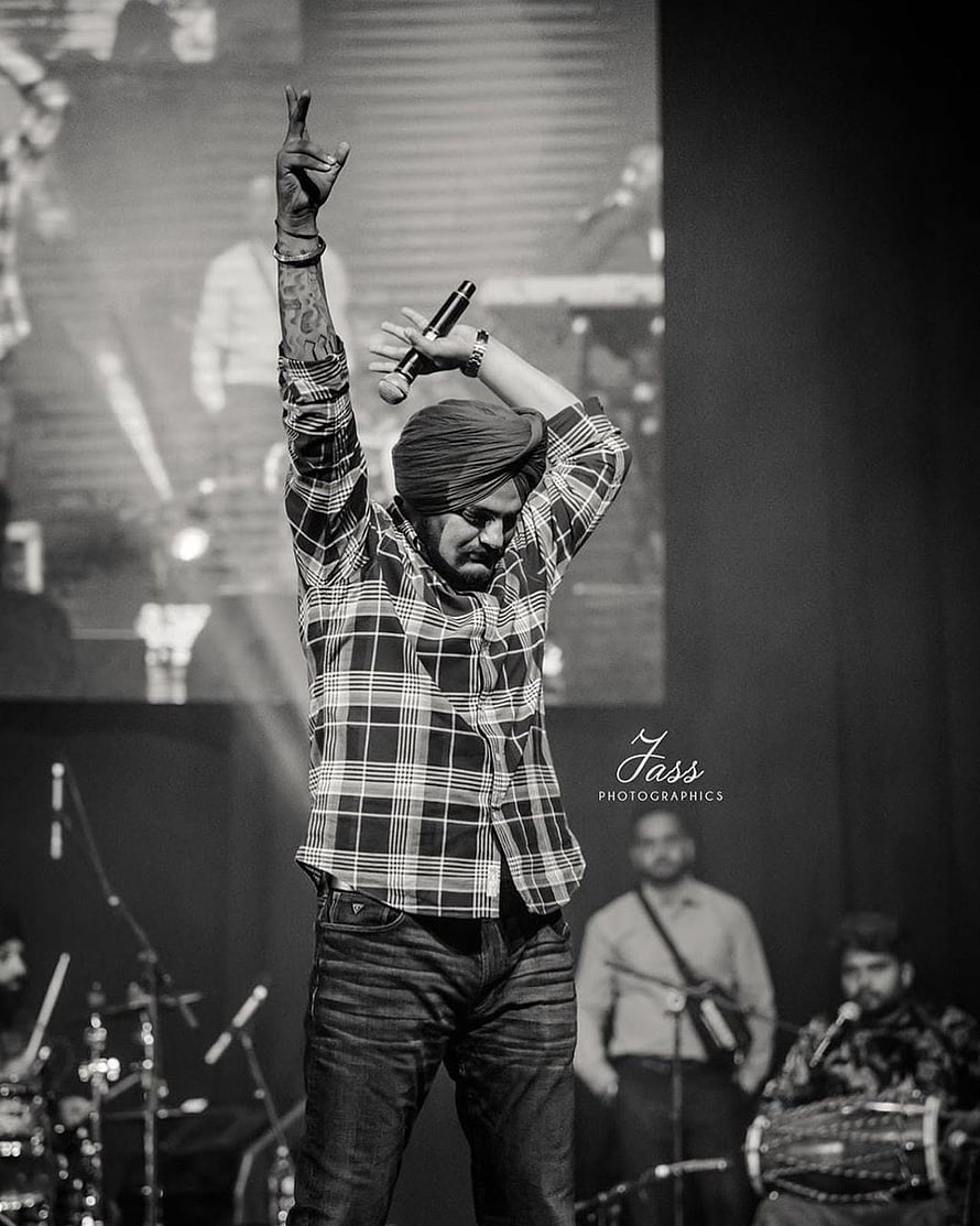 Sidhu Moosewala Live Concert Performance in Black and White HD phone wallpaper