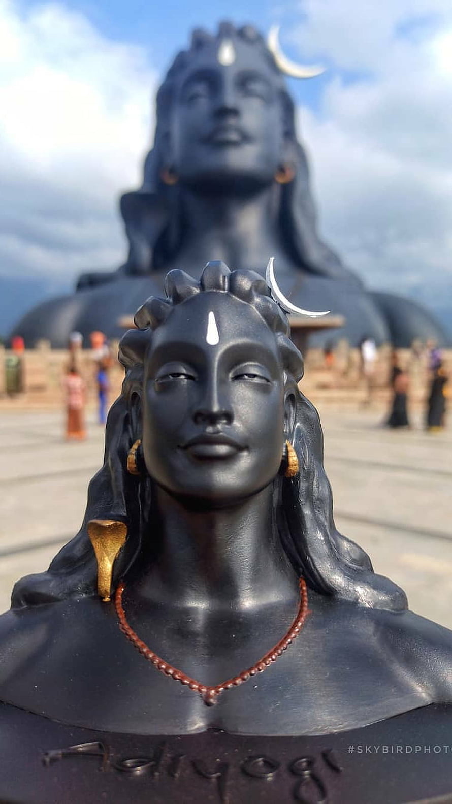 Lord Shiva Statue with Crescent Moon and Rudraksha Beads at Mahakaleshwar Temple HD phone wallpaper