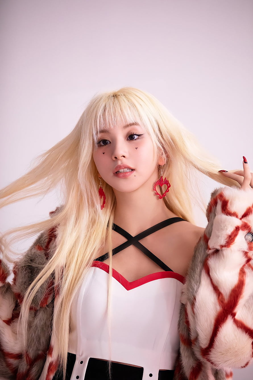 Chaeyoung from TWICE in a white corset and patterned fur coat with platinum blonde hair HD phone wallpaper