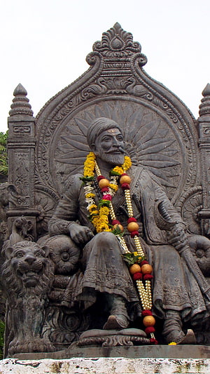 Shivaji Maharaj Statue at Raigad Fort with Marigold Garland and Lion Pedestal HD phone wallpaper