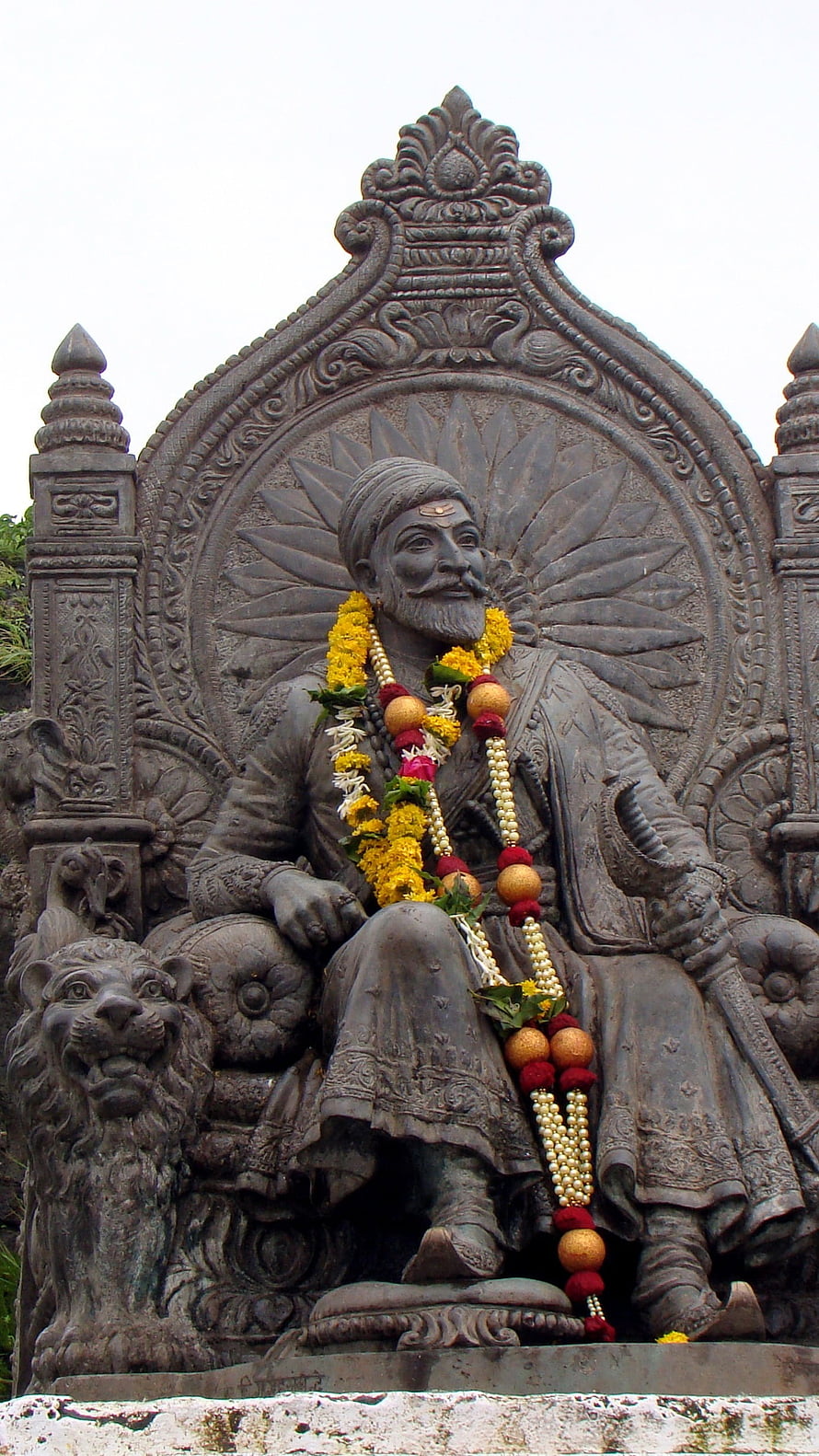 Shivaji Maharaj Statue at Raigad Fort with Marigold Garland and Lion Pedestal HD phone wallpaper