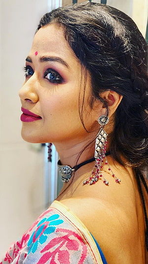Sohini Sarkar in Traditional Saree with Intricate Silver Earrings and Bold Makeup HD phone wallpaper
