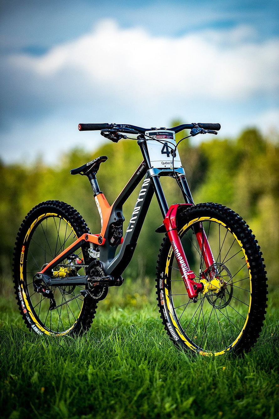 Canyon Sender Downhill Mountain Bike on Grassy Field with Red Fox Suspension HD phone wallpaper