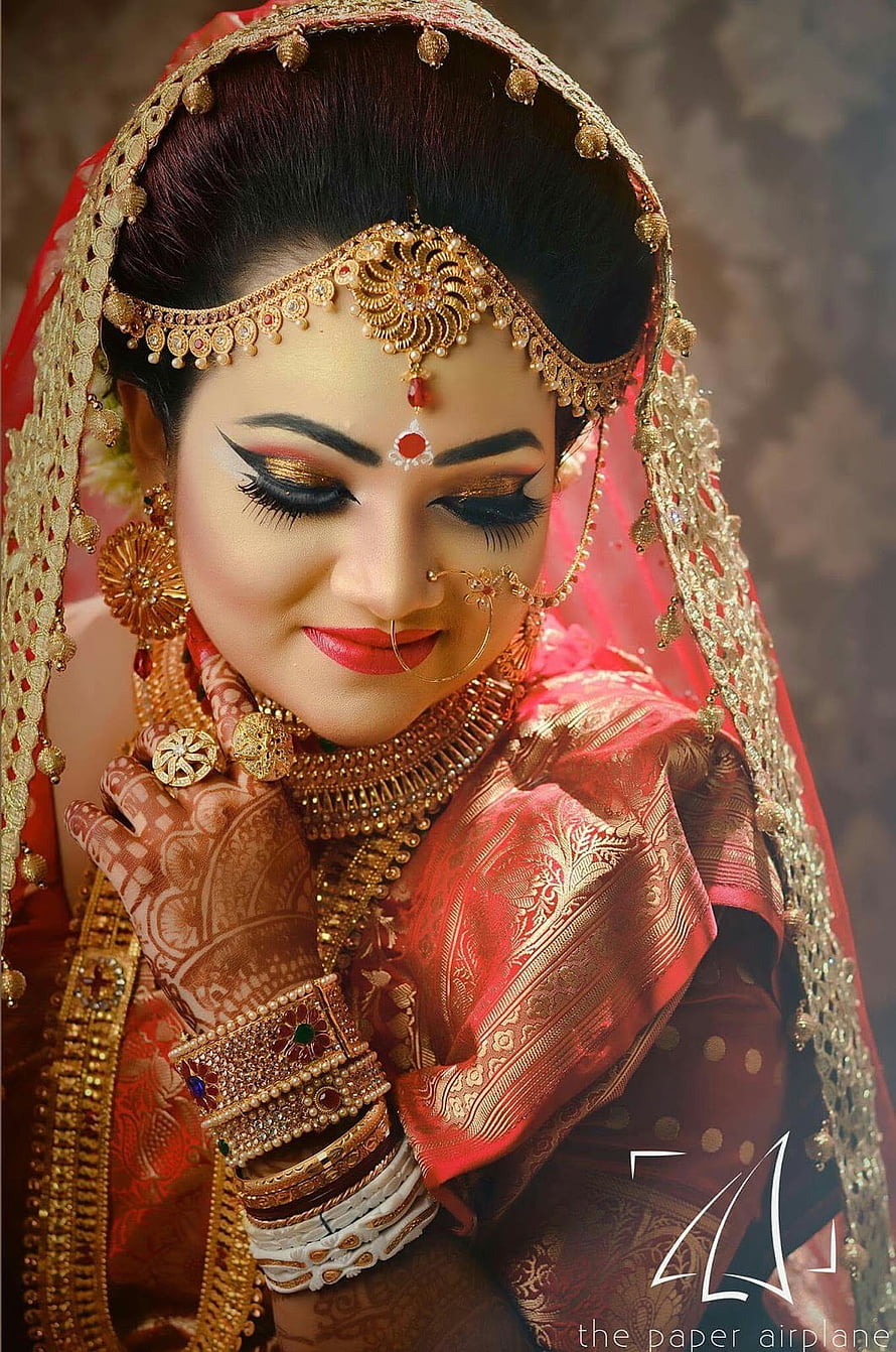 Elegant Indian Bride in Traditional Red Saree with Gold Jewelry and Intricate Henna HD phone wallpaper