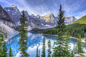 Moraine Lake in Banff National Park with the Valley of the Ten Peaks and evergreen forest HD wallpaper