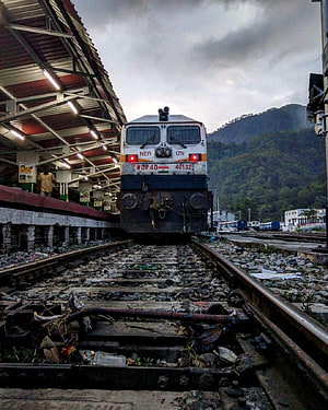 Indian Railways WDP4D Diesel Locomotive Arriving at Mountain Station Platform HD phone wallpaper
