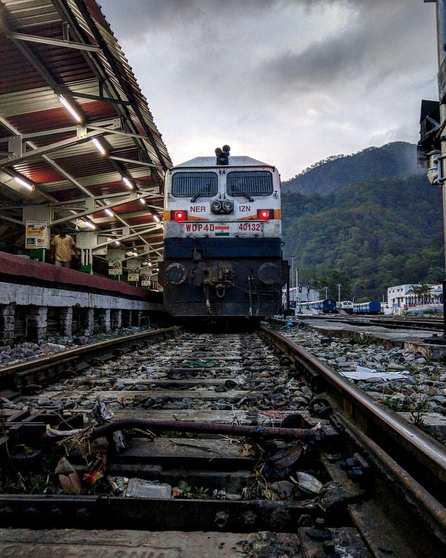 Indian Railways WDP4D Diesel Locomotive Arriving at Mountain Station Platform HD phone wallpaper