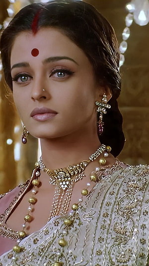 Aishwarya Rai in ornate traditional Indian attire with gold jewelry and bindi HD phone wallpaper