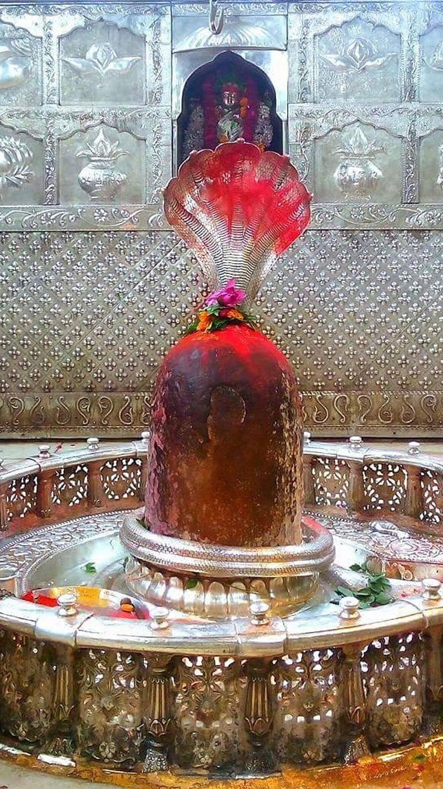 Ujjain Mahakal Shiv Lingam with Silver Ornamentation and Sacred Water Basin HD phone wallpaper