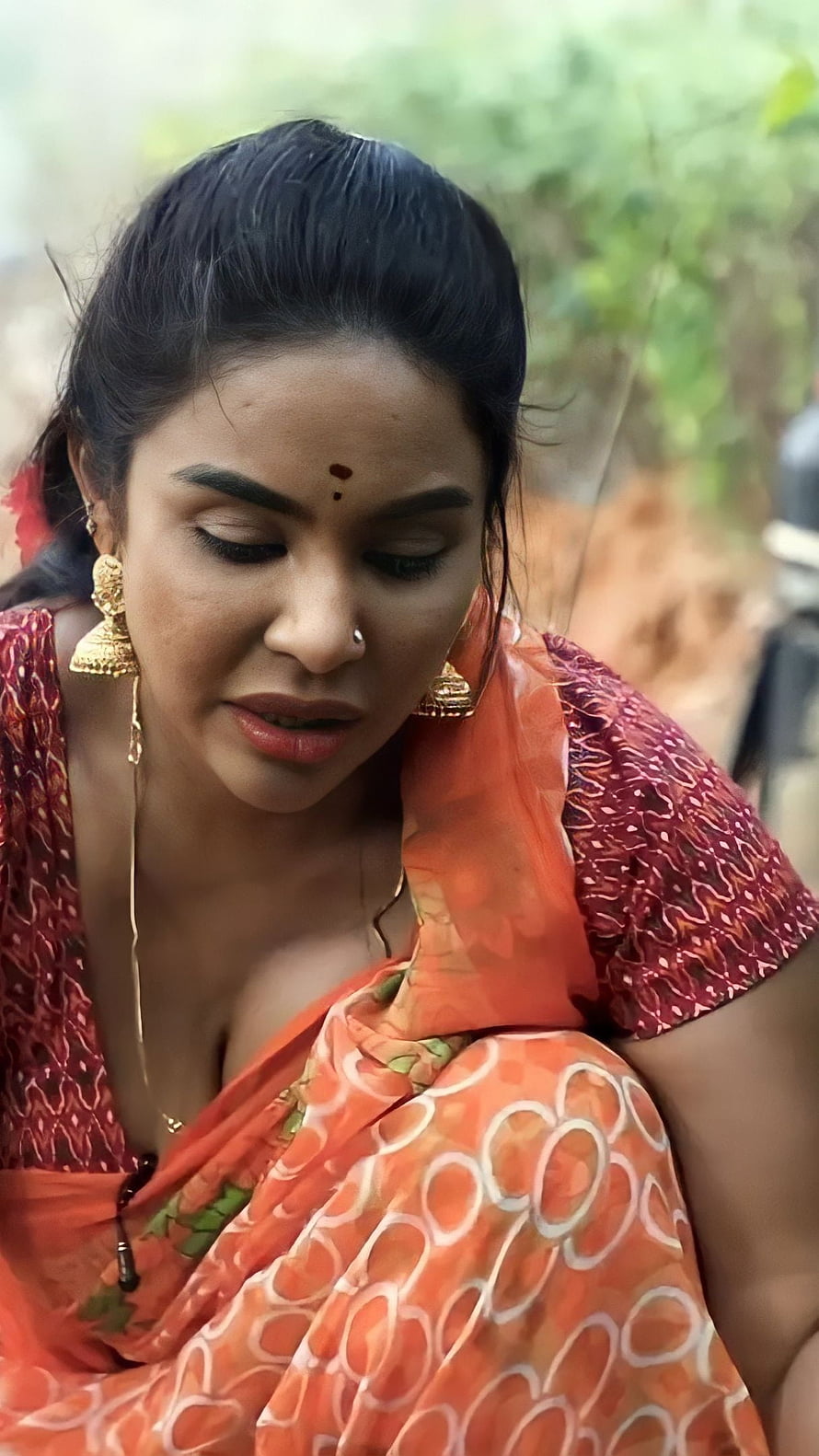 Sri Reddy in Traditional Orange Saree with Gold Jewelry and Puffed Sleeves HD phone wallpaper