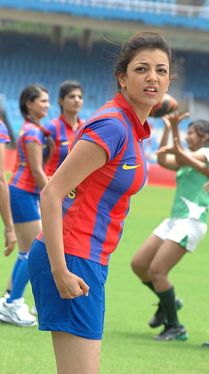 Kajal Aggarwal in Thupakki Football Scene Wearing Red and Blue Striped Kit HD phone wallpaper