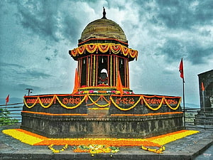 Samadhi of Chhatrapati Shivaji Maharaj at Raigad Fort with Marigold Decorations HD wallpaper