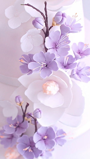 Pastel Purple and White Sugar Flowers on a Decorated Cake HD phone wallpaper