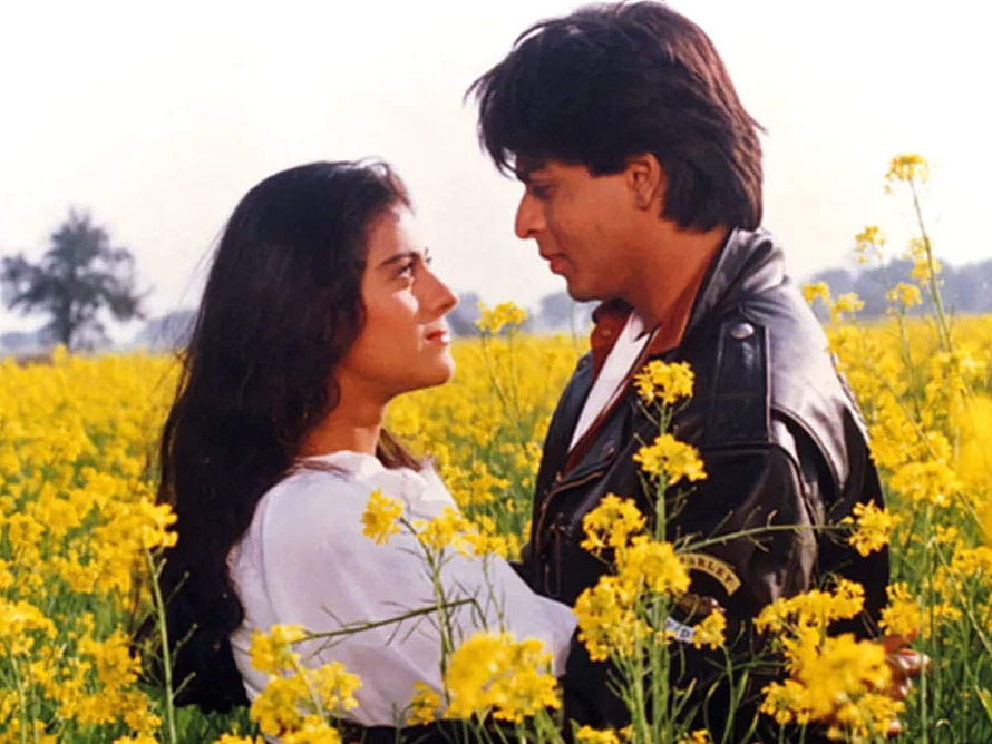 Shah Rukh Khan and Kajol in a romantic field scene from Dilwale Dulhania Le Jayenge HD wallpaper