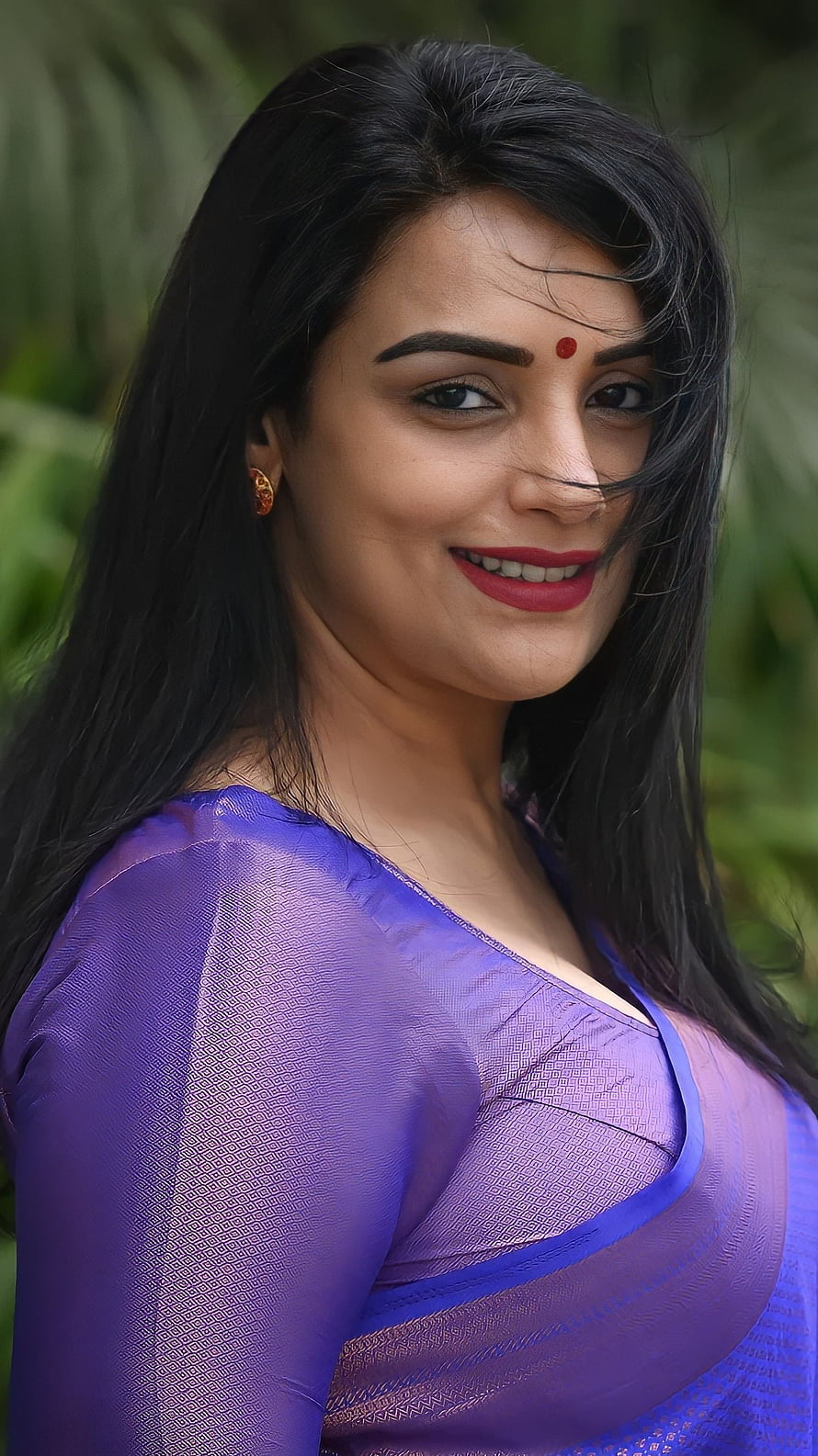 Swetha Menon Portrait in Purple Saree with Red Lipstick and Bindi HD phone wallpaper
