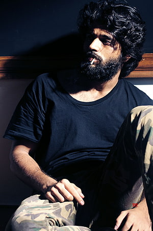 Vijay Devarakonda as Arjun Reddy in moody black t-shirt and camouflage pants portrait HD phone wallpaper