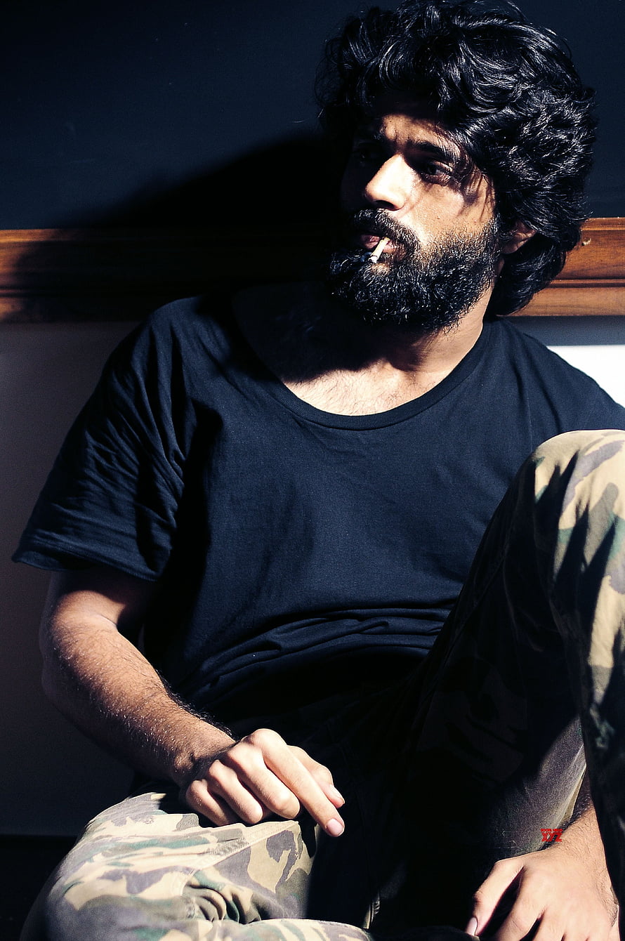 Vijay Devarakonda as Arjun Reddy in moody black t-shirt and camouflage pants portrait HD phone wallpaper