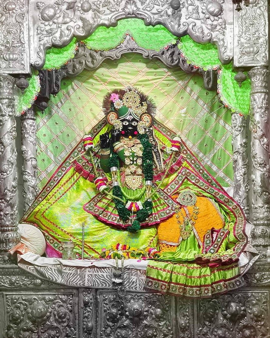 Banke Bihari deity adorned in green silk and gold jewelry at Vrindavan temple HD phone wallpaper