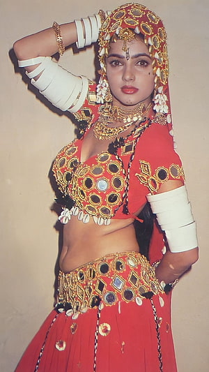 Mamata Kulkarni in Traditional Red Bollywood Dance Costume with Gold Jewelry HD phone wallpaper