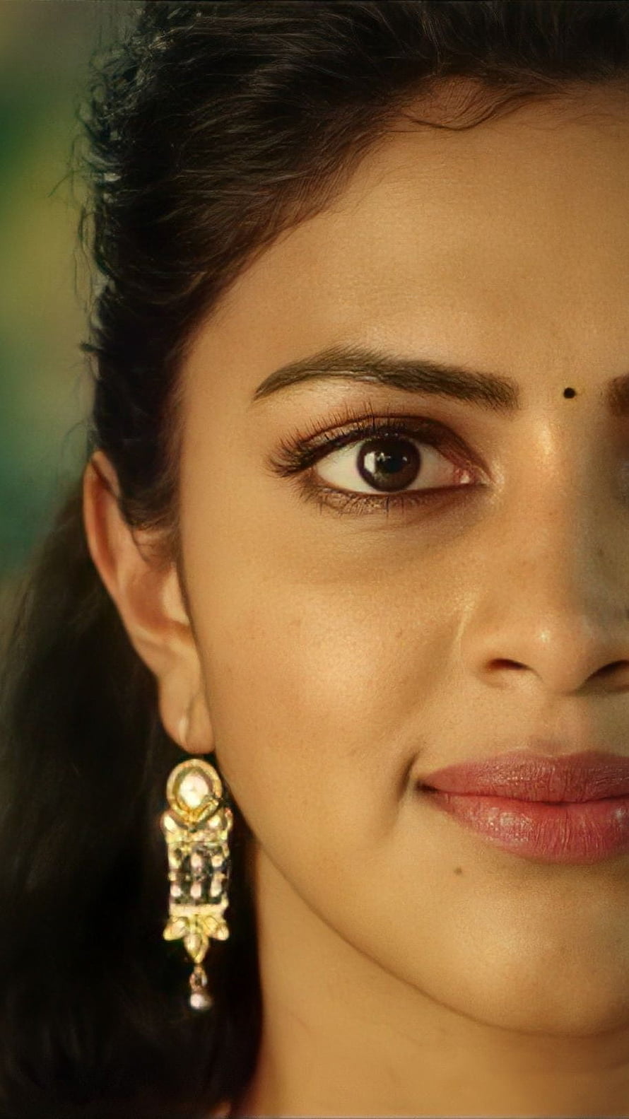 Amala Paul in Thiruttupayale 2 Tamil Movie Close-Up Portrait HD phone wallpaper