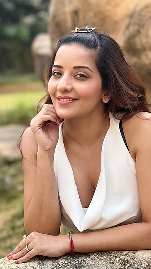 Monalisa Bhojpuri Actress in White Top with Outdoor Portrait HD phone wallpaper
